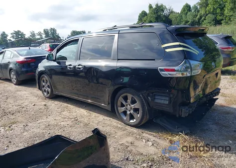 2015 Toyota Sienna Se 8 Passenger z USA, uszkodzony, nr VIN 5TDXK3DC5FS641004